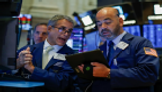 خطط صينية تدعم وول ستريت عند الفتح