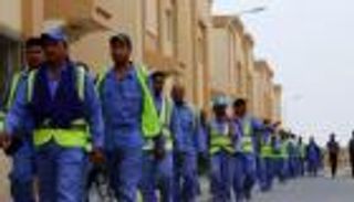 إضرابات العمال تحرج الدوحة.. قطر تعترف رسميا بأزمة الأجور
