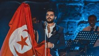 الفنان استهل الحفل بتحية الجمهور التونسي