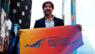 النجم الإسباني خافيير بارديم يدعو العالم لحماية المحيطات