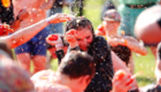 "حرب الطماطم" تندلع في روسيا.. وتثير بحرا من الصلصة