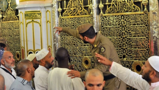 زوار "الحجرة الشريفة" بالمسجد النبوي