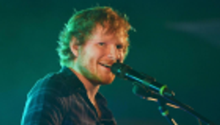 مسيرة نجم البوب إد شيرن بمعرض في إنجلترا