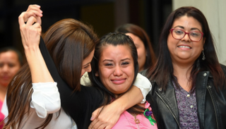 إيفلين هرنانديز تبكي بعد الحكم بتبرئتها