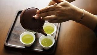 الشاي الأخضر مثل القهوة غني بالكافيين