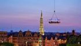 مطعم سماء أثينا.. وجبة عشاء على ارتفاع 130 قدما