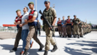 قمع أردوغان يتزايد.. اعتقال 19 عسكريا والتهمة "غولن"