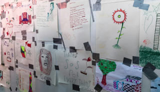 رسومات معلّقة على جسر سفينة "أوشن فايكينج"