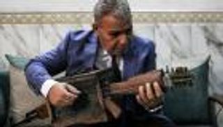 الكلاشينكوف يغني للسلام.. رسالة مدرس عراقي