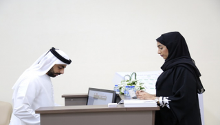 مرشحة أثناء تقديم الطلب في مركز التسجيل