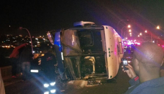 الحافلة كانت تقل نحو 100 راكب وبضائع