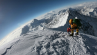 نيبال تحظر البلاستيك في أعلى جبل بالعالم