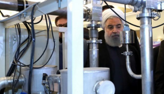 روحاني يتفقد إحدى المنشآت النووية