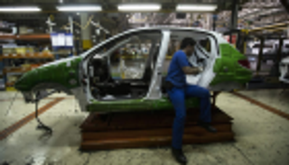 فوربس: صناعة السيارات في إيران تغرق بفعل الفساد والاعتقالات