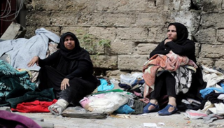 فلسطينيتان أمام أنقاض منزلهما الذي هدمه الاحتلال بغزة