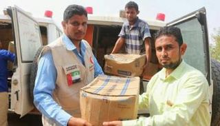 هيئة الهلال الأحمر الإماراتي تُسلِّم شحنة أدوية في حيس اليمنية