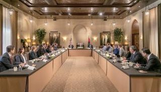 العاهل الأردني الملك عبدالله الثاني خلال لقاء الوفد الأمريكي