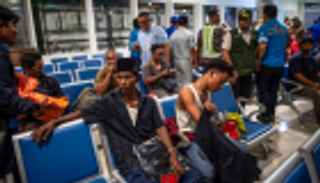 3 قتلى و24 مفقودا بحريق عبارة في إندونيسيا