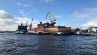 روسيا تطلق أول محطة نووية عائمة في العالم