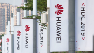 هواوي تتوقع خسائر بسبب القيود الأمريكية