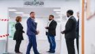 ولي عهد النرويج يزور مسجدا تعرض لإطلاق نار