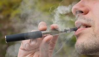 تدخين السجائر الإلكترونية منتشر في أوساط الشباب والمراهقين