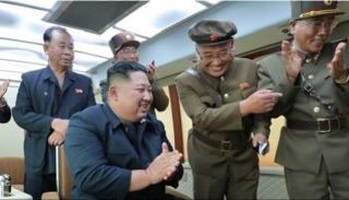 كيم جونج أون أثناء إشرافه على إطلاق صاروخ-أرشيفية