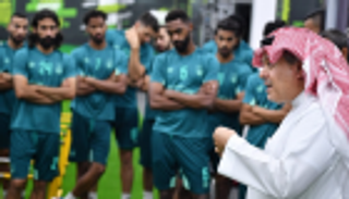 الأمير منصور بن مشعل يجتمع بلاعبي الأهلي بعد التعثر أمام العدالة