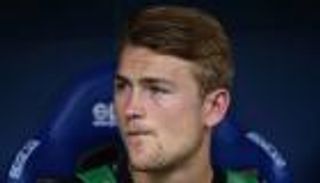 دي ليخت يستغرب جلوسه بديلا أمام بارما