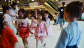 عروض أزياء الأطفال في الصين.. صغار يتألقون بعالم الموضة