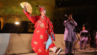 عرض فرقة "تشيان جو" الصينية