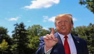 ترامب يتحدث للصحفيين من حديقة البيت الأبيض بواشنطن - رويترز