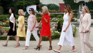 زوجات زعماء "قمة السبع" يتجوّلن بقرية فرنسية