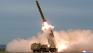 زعيم كوريا الشمالية يشرف على تجربة "منصة صواريخ ضخمة"