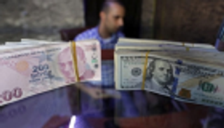 استقالة الجنرالات تهوي بالليرة التركية أمام الدولار