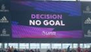 التكنولوجيا تهدد مستقبل الحكام المساعدين في كرة القدم