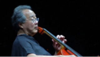 يويو يغازل الموج بالموسيقى على ساحل لبنان