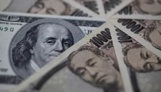 الدولار ينخفض أمام الين