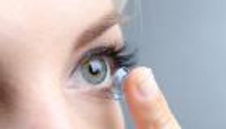 الأطباء يحذرون.. العدسات اللاصقة تعطّل تصحيح الإبصار