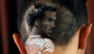 الرسم بالحلاقة.. وجوه نجوم الكرة على رؤوس فتية العراق