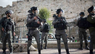 جنود إسرائيليون مدججون بالسلاح في مواجهة الفلسطينيين العزل