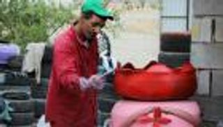 إطارات السيارات تتحول إلى تحف فنية بأنامل يمنية