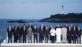 قبلات ترامب وانحناء الزعماء في 5 صور طريفة بـ"قمة السبع"