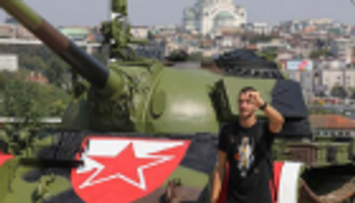 بالصور.. جماهير النجم الأحمر تجهز دبابة لموقعة أبطال أوروبا