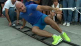 بالفيديو.. إنسان خارق يسحب مركبا وزنه 200 طن بإصبع