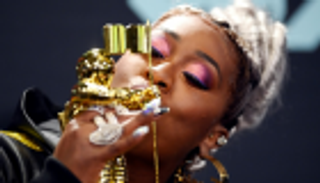 تايلور سويفت وميسي إليوت تتألقان في حفل "إم تي في"