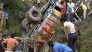 مقتل 16 شخصا في حادث انقلاب شاحنة شمال الهند