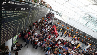 تكدس الركاب لإلغاء الرحلات بمطار ميونيخ- رويترز