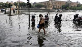 البرك المائية تعرقل السير في العاصمة الإسبانية