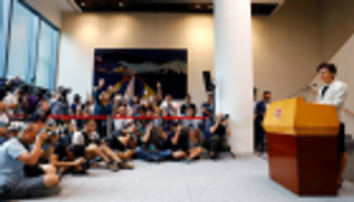 زعيمة هونج كونج عن عنف الاحتجاجات: أصبح أكثر خطورة